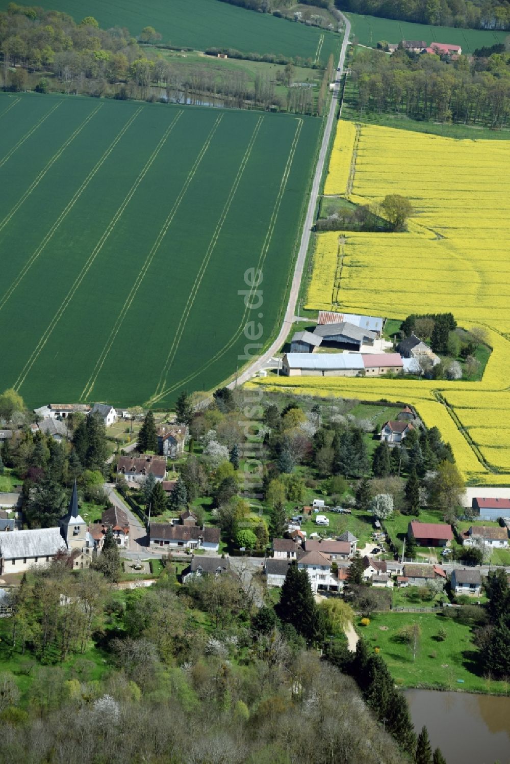 Luftaufnahme Aillant-sur-Milleron - Dorf - Ansicht von Aillant-sur-Milleron in Centre-Val de Loire, Frankreich