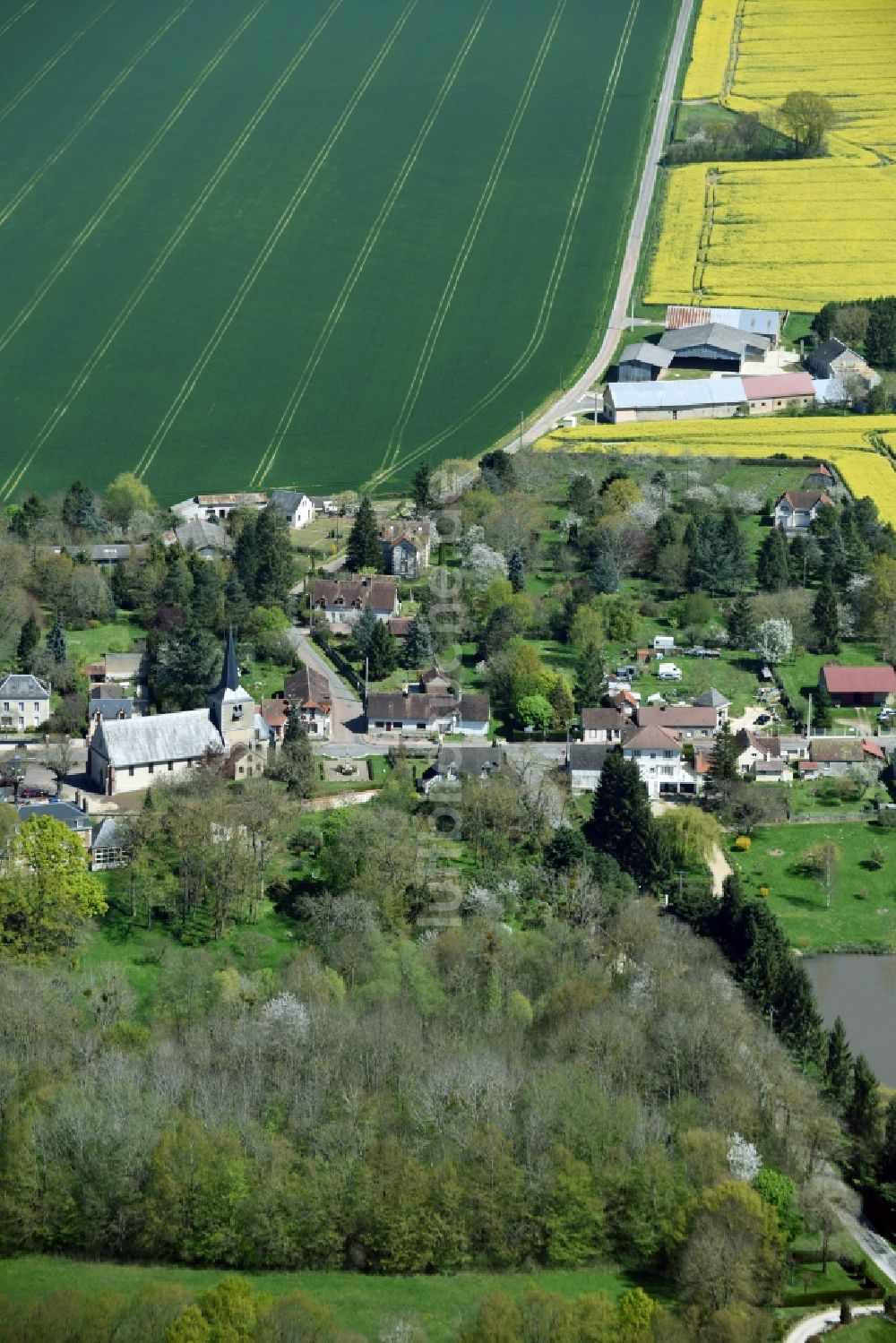 Aillant-sur-Milleron von oben - Dorf - Ansicht von Aillant-sur-Milleron in Centre-Val de Loire, Frankreich