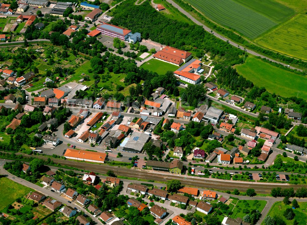 Alsenz aus der Vogelperspektive: Dorf - Ansicht in Alsenz im Bundesland Rheinland-Pfalz, Deutschland