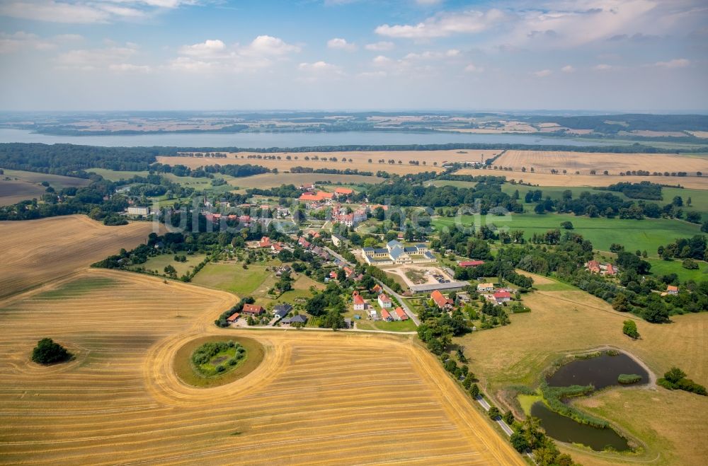 Basedow aus der Vogelperspektive: Dorf - Ansicht von Basedow im Bundesland Mecklenburg-Vorpommern