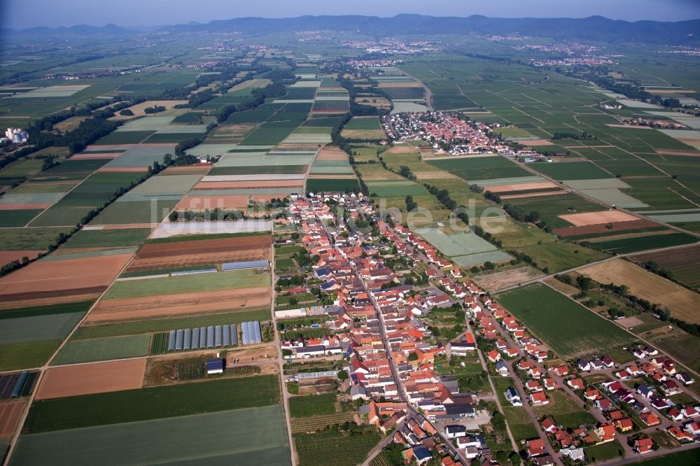 Böbingen aus der Vogelperspektive: Dorf - Ansicht in Böbingen im Bundesland Rheinland-Pfalz