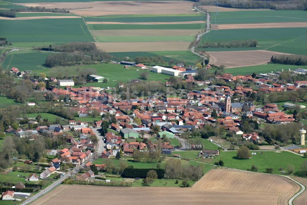 Berneville aus der Vogelperspektive: Dorf - Ansicht von Berneville in Nord-Pas-de-Calais Picardie, Frankreich