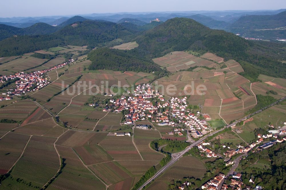 Birkweiler von oben - Dorf - Ansicht von Birkweiler im Bundesland Rheinland-Pfalz