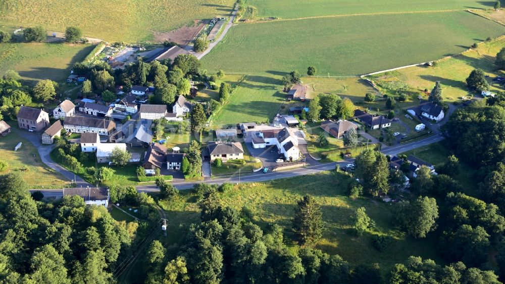 Büllesbach aus der Vogelperspektive: Dorf - Ansicht in Büllesbach im Bundesland Nordrhein-Westfalen, Deutschland