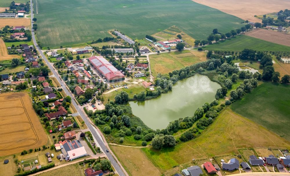 Bollewick von oben - Dorf - Ansicht von Bollewick mit der Scheune Bollewick am Bollewicker Teich im Bundesland Mecklenburg-Vorpommern