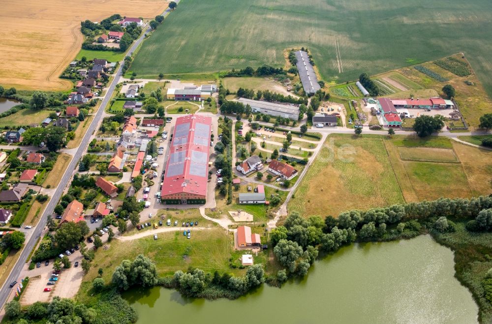 Bollewick aus der Vogelperspektive: Dorf - Ansicht von Bollewick mit der Scheune Bollewick am Bollewicker Teich im Bundesland Mecklenburg-Vorpommern