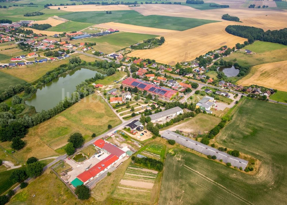 Luftbild Bollewick - Dorf - Ansicht von Bollewick mit der Scheune Bollewick am Bollewicker Teich im Bundesland Mecklenburg-Vorpommern