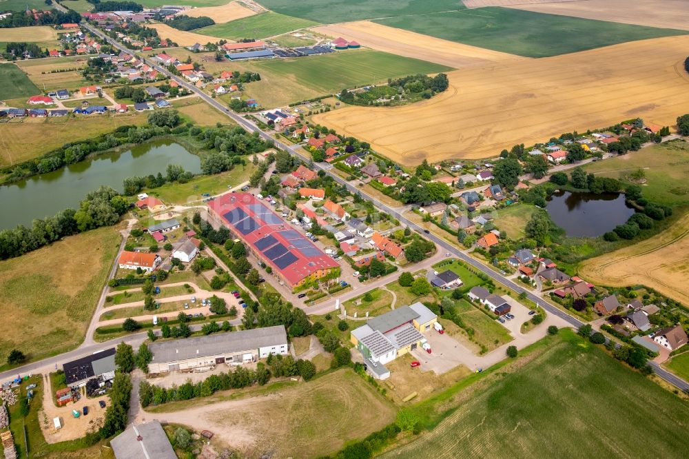 Luftaufnahme Bollewick - Dorf - Ansicht von Bollewick mit der Scheune Bollewick am Bollewicker Teich im Bundesland Mecklenburg-Vorpommern