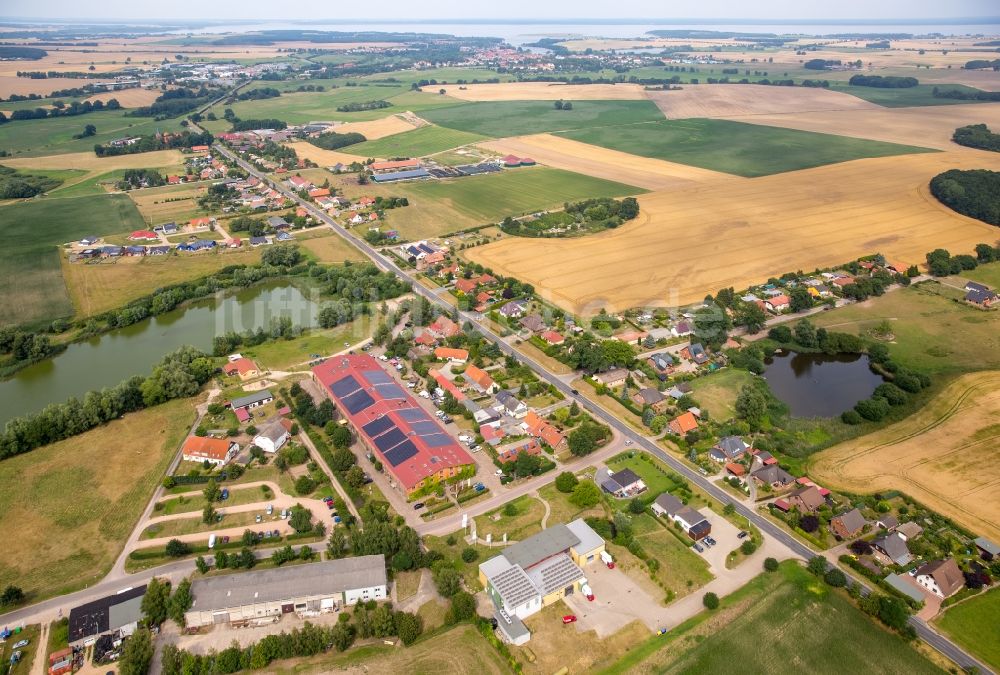 Bollewick von oben - Dorf - Ansicht von Bollewick mit der Scheune Bollewick am Bollewicker Teich im Bundesland Mecklenburg-Vorpommern