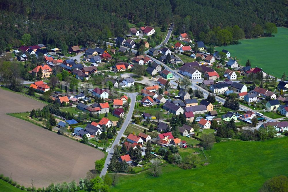 Commerau aus der Vogelperspektive: Dorf - Ansicht in Commerau im Bundesland Sachsen, Deutschland