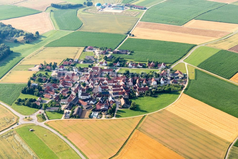 Luftaufnahme Mönchsdeggingen - Dorf - Ansicht im Donauries am Rande von Feldern in Mönchsdeggingen im Bundesland Bayern, Deutschland