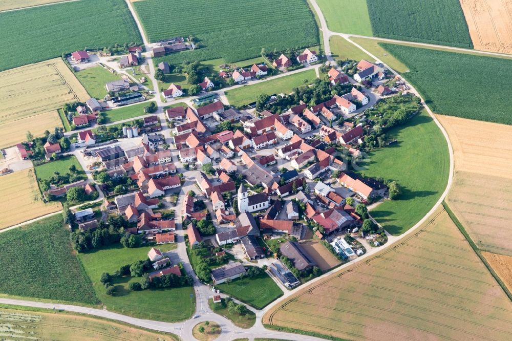 Mönchsdeggingen von oben - Dorf - Ansicht im Donauries am Rande von Feldern in Mönchsdeggingen im Bundesland Bayern, Deutschland