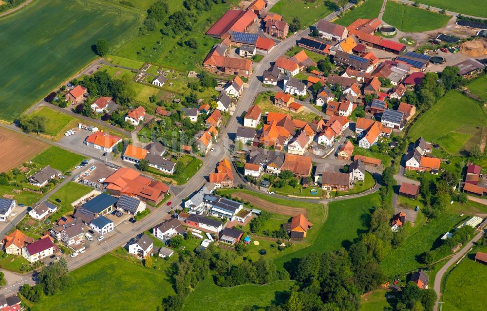 Elleringhausen aus der Vogelperspektive: Dorf - Ansicht in Elleringhausen im Bundesland Hessen, Deutschland