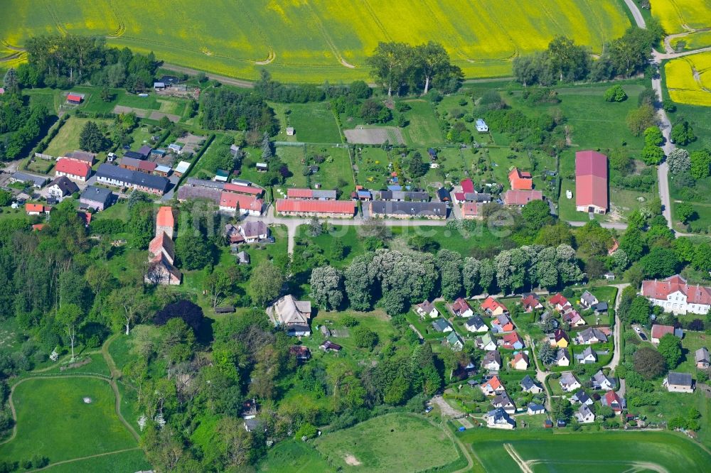 Bülow aus der Vogelperspektive: Dorf - Ansicht entlang der Seestraße in Bülow im Bundesland Mecklenburg-Vorpommern, Deutschland