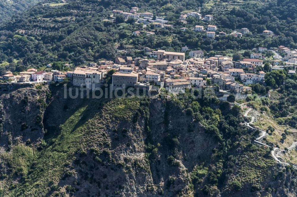 Luftbild Fiumefreddo Bruzio - Dorf - Ansicht von Fiumefreddo Bruzio in Calabria, Italien