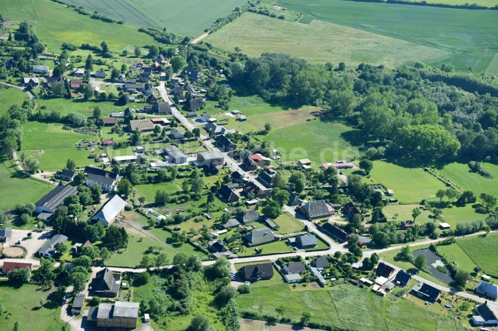 Gostorf aus der Vogelperspektive: Dorf - Ansicht in Gostorf im Bundesland Mecklenburg-Vorpommern, Deutschland