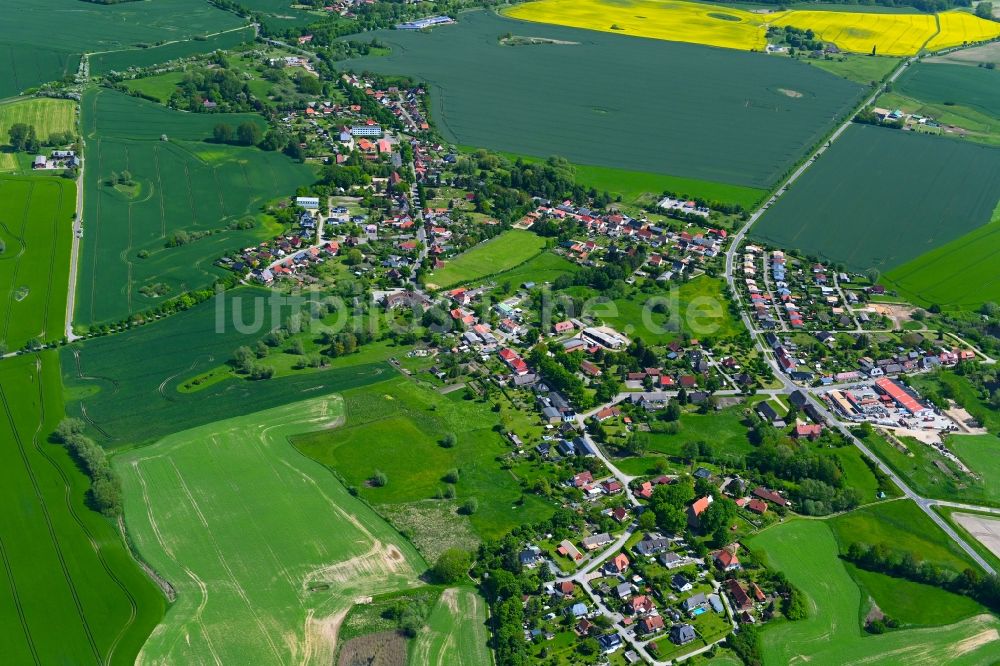 Groß-Wokern aus der Vogelperspektive: Dorf - Ansicht in Groß-Wokern im Bundesland Mecklenburg-Vorpommern, Deutschland