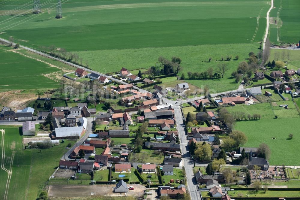 Hannescamps von oben - Dorf - Ansicht von Hannescamps in Nord-Pas-de-Calais Picardie, Frankreich