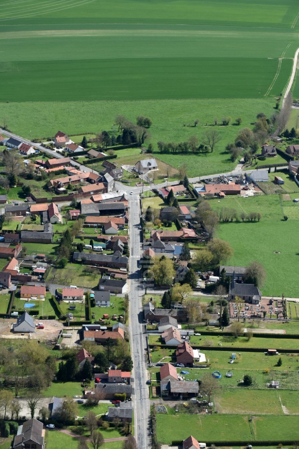 Hannescamps aus der Vogelperspektive: Dorf - Ansicht von Hannescamps in Nord-Pas-de-Calais Picardie, Frankreich