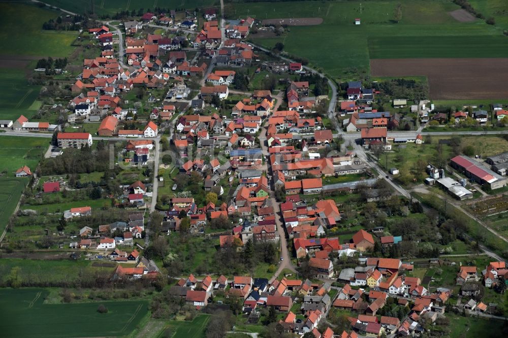 Helbedündorf aus der Vogelperspektive: Dorf - Ansicht von Helbedündorf im Bundesland Thüringen