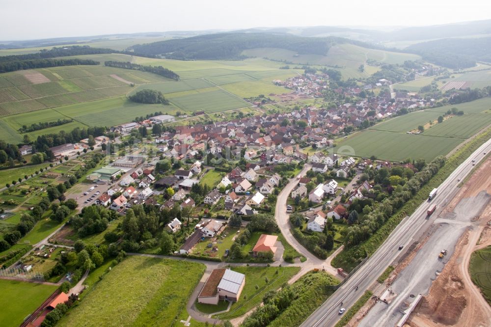 Luftaufnahme Wertheim - Dorf - Ansicht hinter der Autobahn A3 am Rande von Feldern im Ortsteil Dertingen in Wertheim im Bundesland Baden-Württemberg