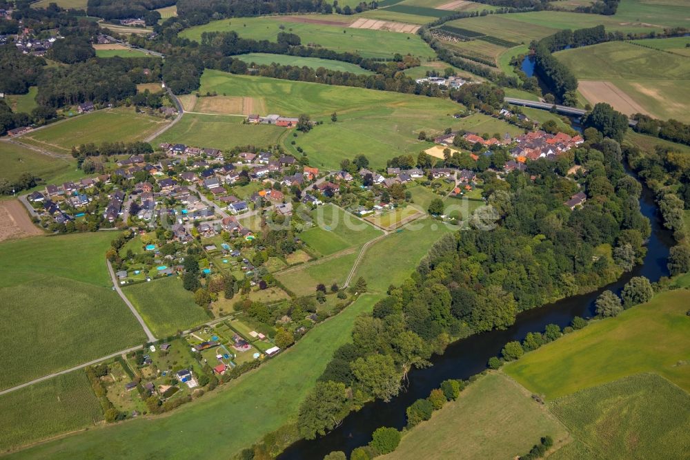 Hünxe aus der Vogelperspektive: Dorf - Ansicht in Hünxe im Bundesland Nordrhein-Westfalen, Deutschland