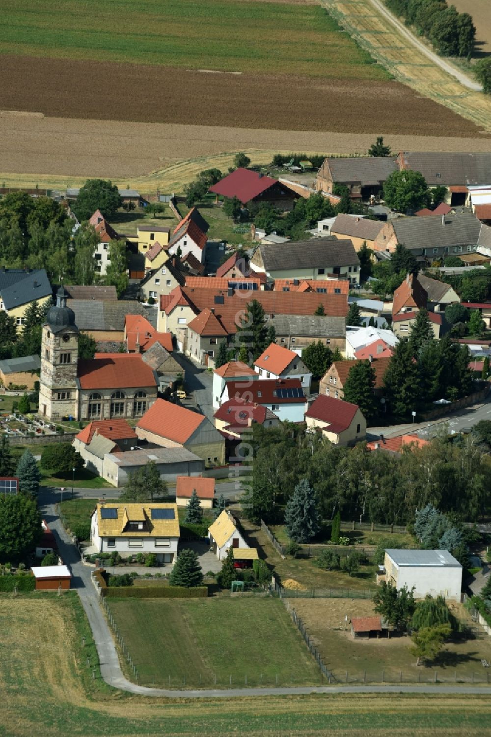 Kalzendorf aus der Vogelperspektive: Dorf - Ansicht von Kalzendorf im Bundesland Sachsen-Anhalt