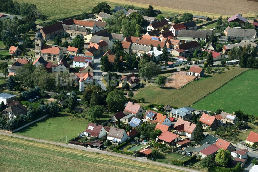 Kalzendorf aus der Vogelperspektive: Dorf - Ansicht von Kalzendorf im Bundesland Sachsen-Anhalt