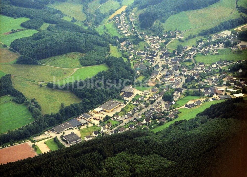 Kirchveischede aus der Vogelperspektive: Dorf - Ansicht von Kirchveischede im Bundesland Nordrhein-Westfalen