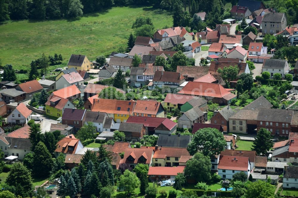 Kloster Gröningen aus der Vogelperspektive: Dorf - Ansicht von Kloster Gröningen im Bundesland Sachsen-Anhalt