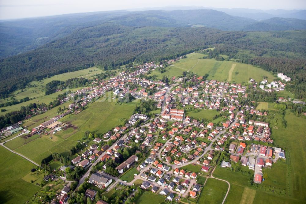 Dobel aus der Vogelperspektive: Dorf - Ansicht des Luftkurortes Dobel am Rande von Feldern in Dobel im Bundesland Baden-Württemberg