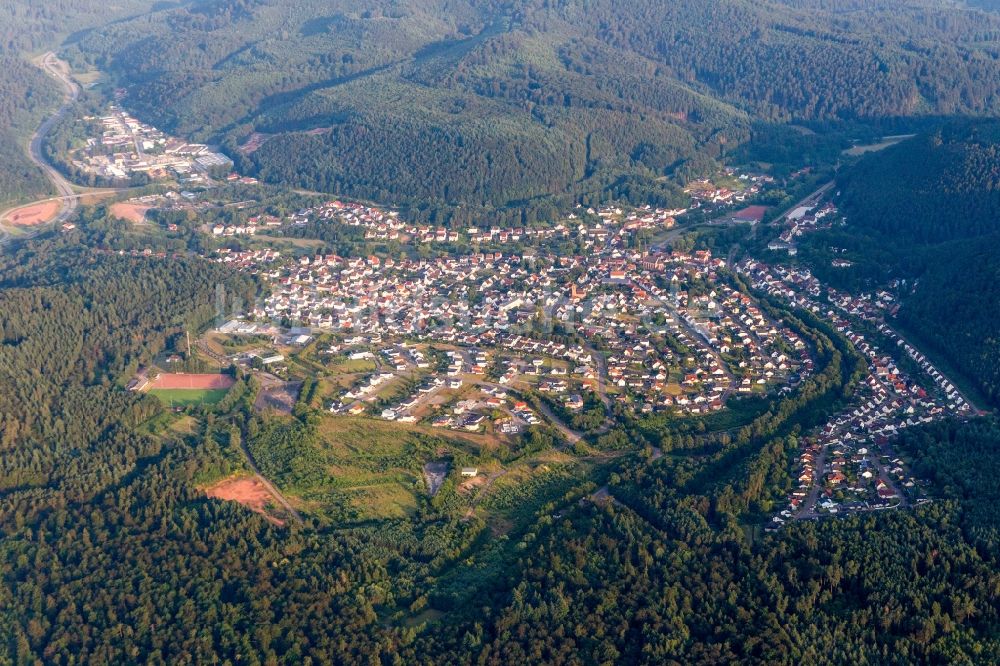 Münchweiler an der Rodalb aus der Vogelperspektive: Dorf - Ansicht in Münchweiler an der Rodalb im Bundesland Rheinland-Pfalz, Deutschland