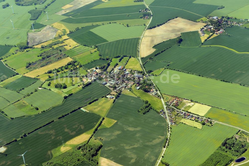 Neuratjensdorf aus der Vogelperspektive: Dorf - Ansicht von Neuratjensdorf im Bundesland Schleswig-Holstein