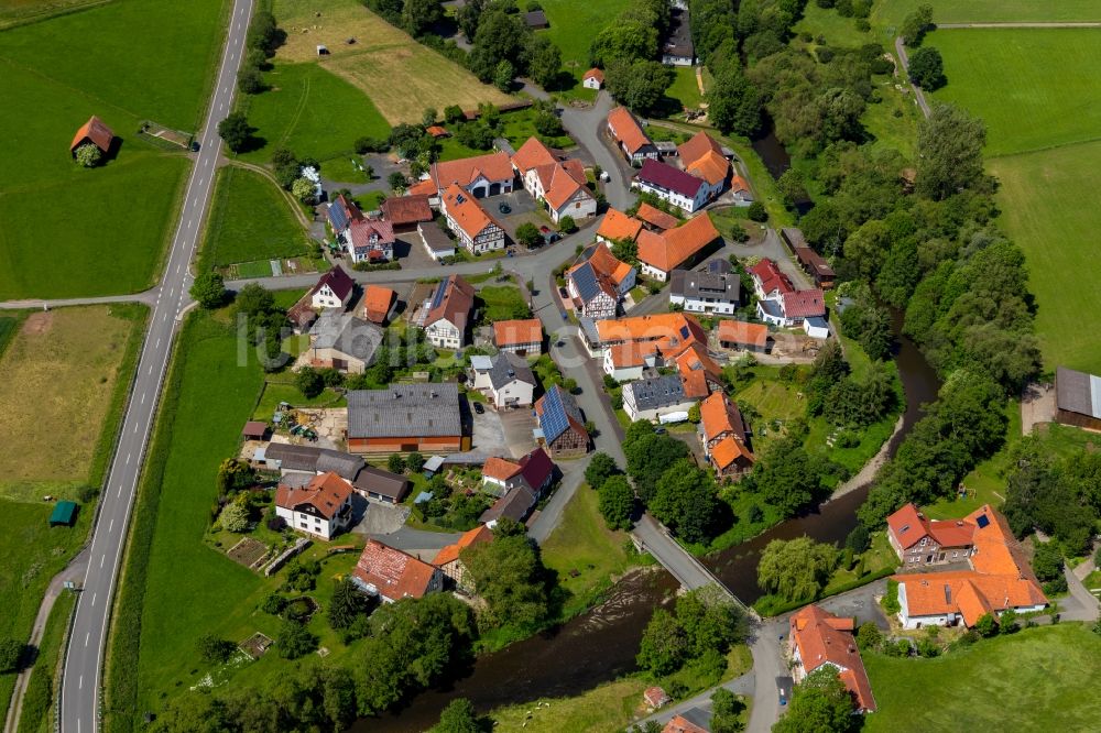 Niederorke aus der Vogelperspektive: Dorf - Ansicht in Niederorke im Bundesland Hessen, Deutschland