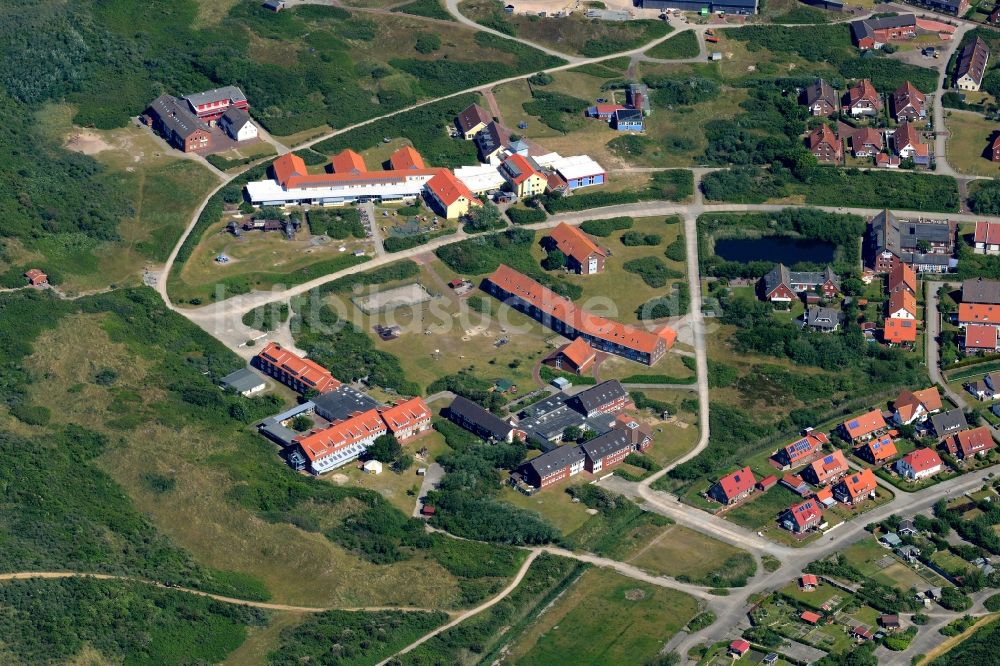 Langeoog aus der Vogelperspektive: Dorf - Ansicht von der Nordseeinsel Langeoog im Bundesland Niedersachsen