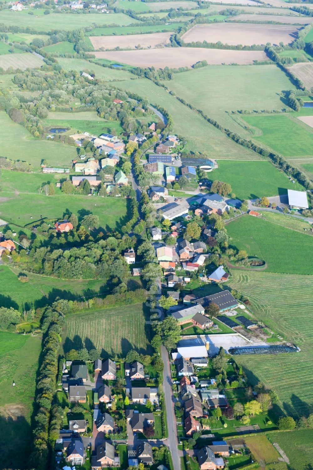 Luftaufnahme Oldenhütten - Dorf - Ansicht in Oldenhütten im Bundesland Schleswig-Holstein, Deutschland