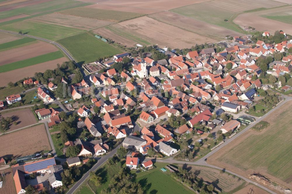 Iphofen von oben - Dorf - Ansicht im Ortsteil Dornheim in Iphofen im Bundesland Bayern