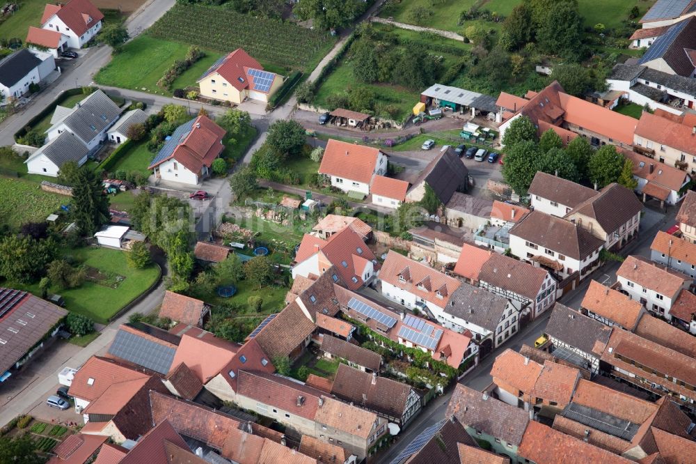 Heuchelheim-Klingen von oben - Dorf - Ansicht im Ortsteil Heuchelheim in Heuchelheim-Klingen im Bundesland Rheinland-Pfalz