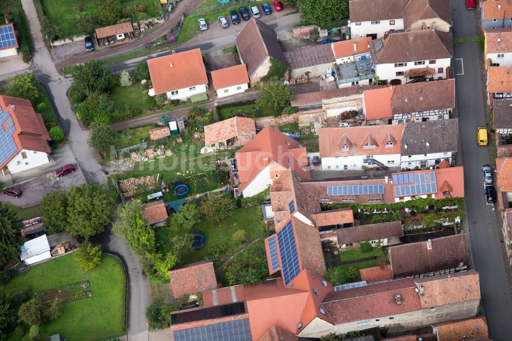 Luftbild Heuchelheim-Klingen - Dorf - Ansicht im Ortsteil Heuchelheim in Heuchelheim-Klingen im Bundesland Rheinland-Pfalz