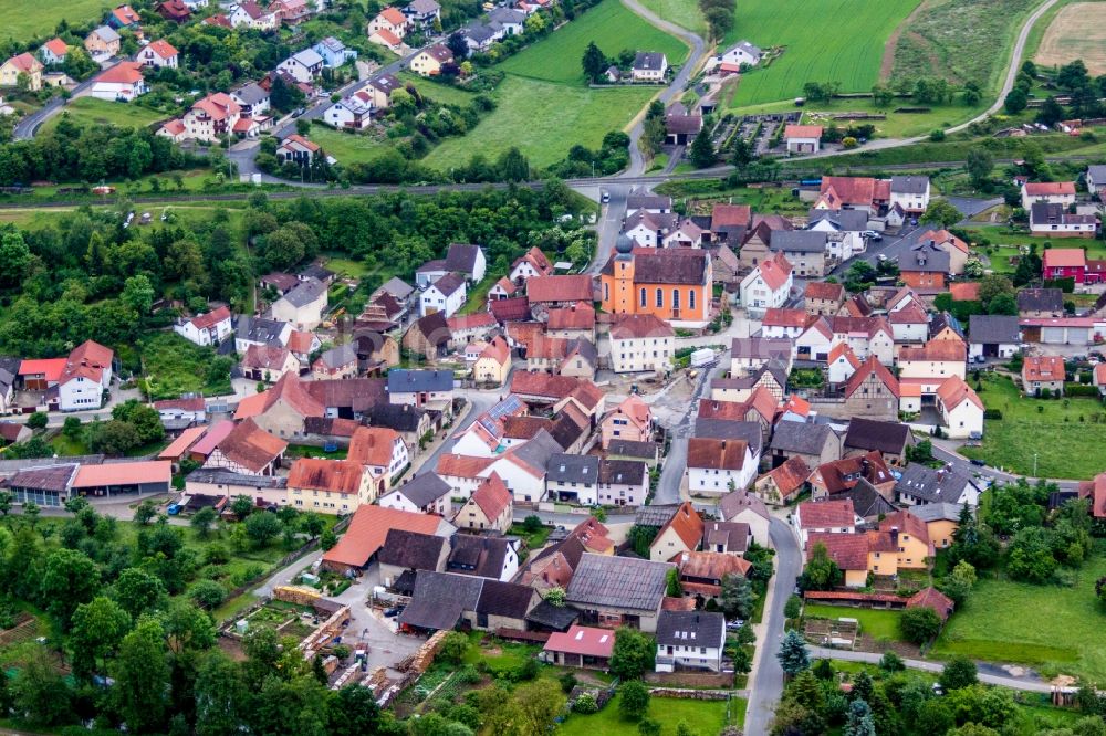 Arnstein aus der Vogelperspektive: Dorf - Ansicht im Ortsteil Reuchelheim in Arnstein im Bundesland Bayern, Deutschland