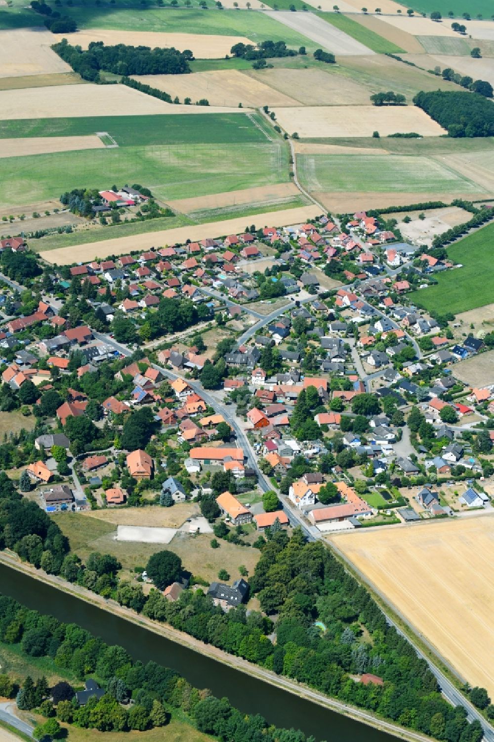 Wedesbüttel aus der Vogelperspektive: Dorf - Ansicht im Ortsteil Wedelheine in Wedesbüttel im Bundesland Niedersachsen, Deutschland