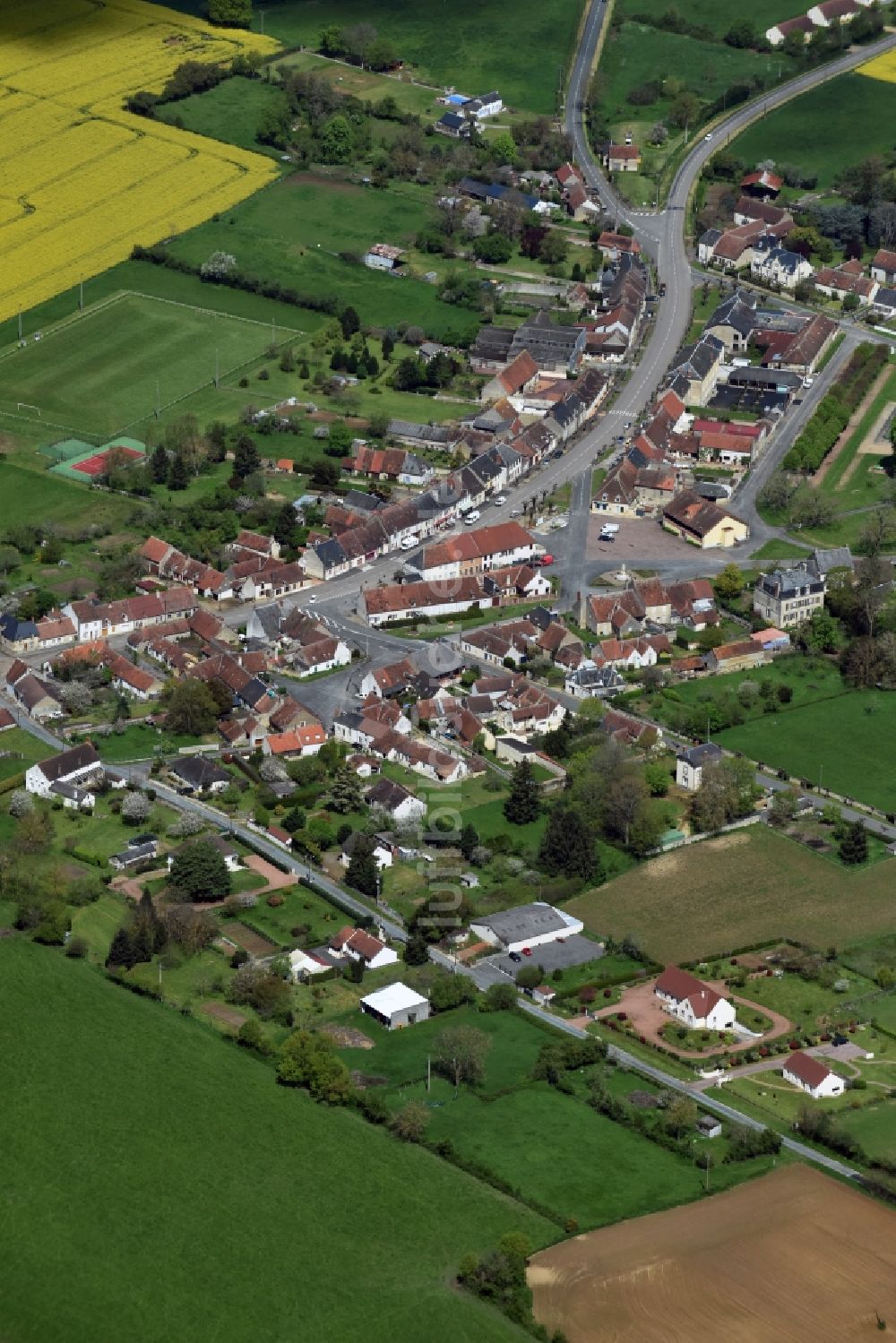 Luftbild Ourouer-les-Bourdelins - Dorf - Ansicht von Ourouer-les-Bourdelins in Centre-Val de Loire, Frankreich