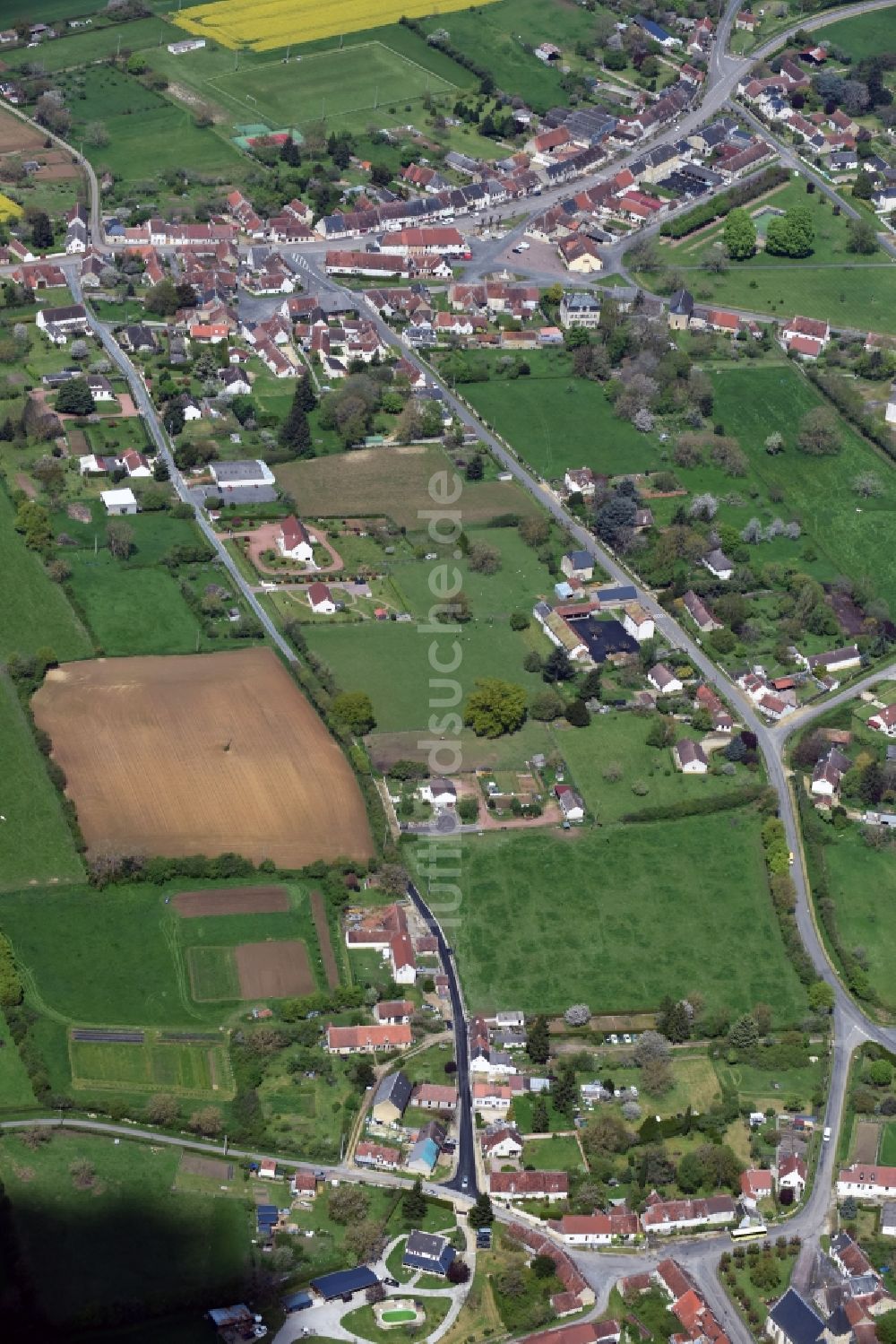 Ourouer-les-Bourdelins von oben - Dorf - Ansicht von Ourouer-les-Bourdelins in Centre-Val de Loire, Frankreich