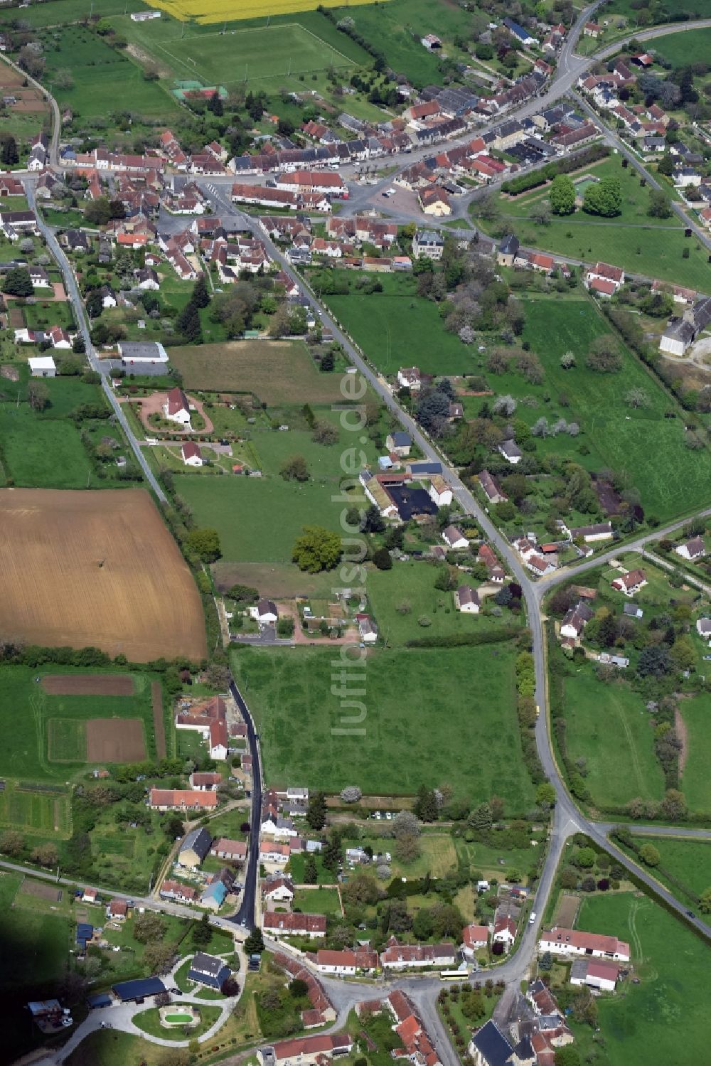 Ourouer-les-Bourdelins aus der Vogelperspektive: Dorf - Ansicht von Ourouer-les-Bourdelins in Centre-Val de Loire, Frankreich