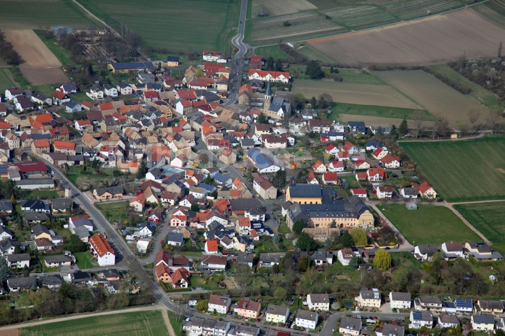 Pfaffen-Schwabenheim aus der Vogelperspektive: Dorf - Ansicht in Pfaffen-Schwabenheim im Bundesland Rheinland-Pfalz