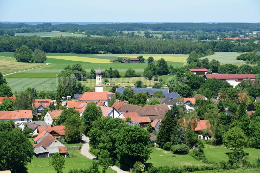 Pfaffenhofen aus der Vogelperspektive: Dorf - Ansicht in Pfaffenhofen im Bundesland Bayern, Deutschland