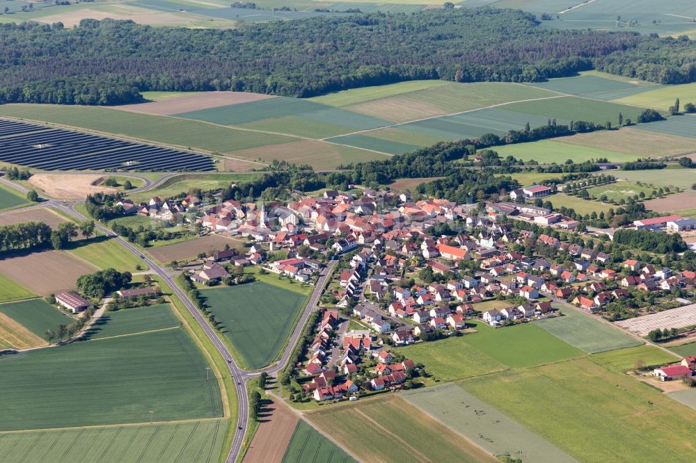 Alitzheim von oben - Dorf - Ansicht am Rande von Feldern in Alitzheim im Bundesland Bayern, Deutschland