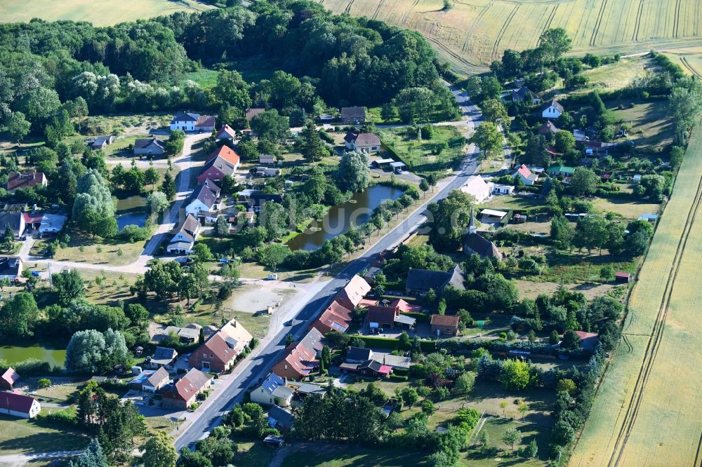 Alt Käbelich aus der Vogelperspektive: Dorf - Ansicht am Rande von Feldern in Alt Käbelich im Bundesland Mecklenburg-Vorpommern, Deutschland