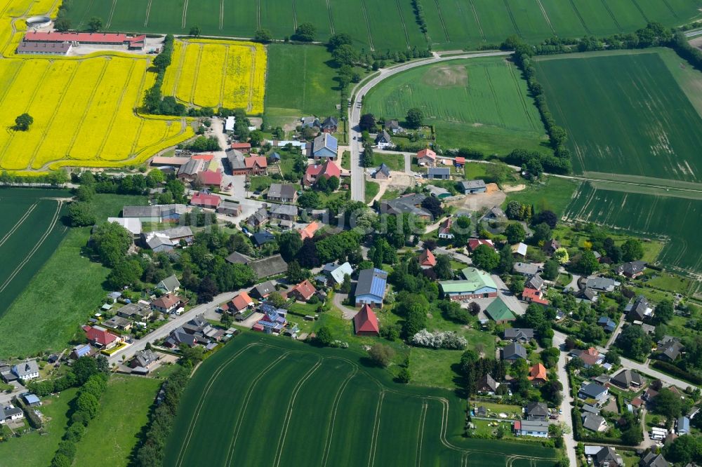 Altengörs aus der Vogelperspektive: Dorf - Ansicht am Rande von Feldern in Altengörs im Bundesland Schleswig-Holstein, Deutschland