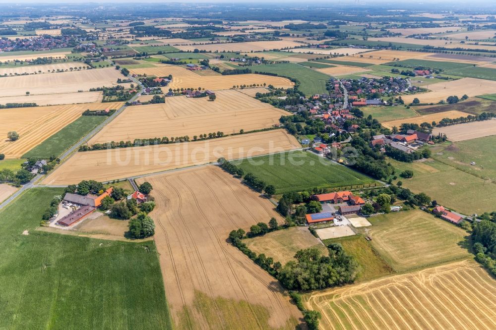 Ameke von oben - Dorf - Ansicht am Rande von Feldern in Ameke im Bundesland Nordrhein-Westfalen, Deutschland